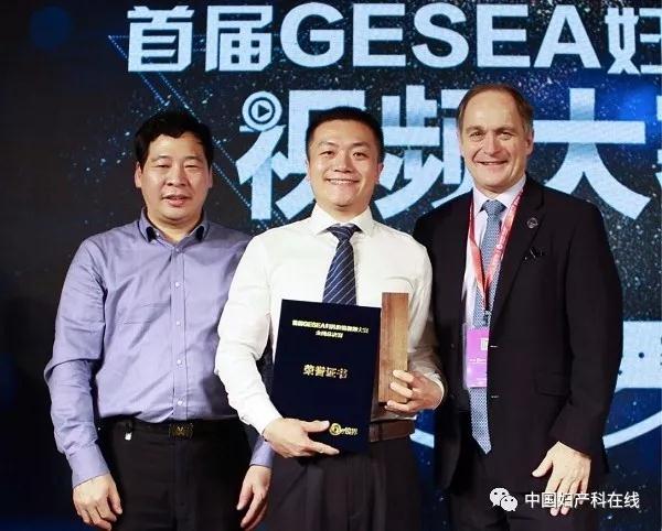 rudi campo和姚书忠教授为季军侯文杰颁奖优胜奖获得者合影全体合影