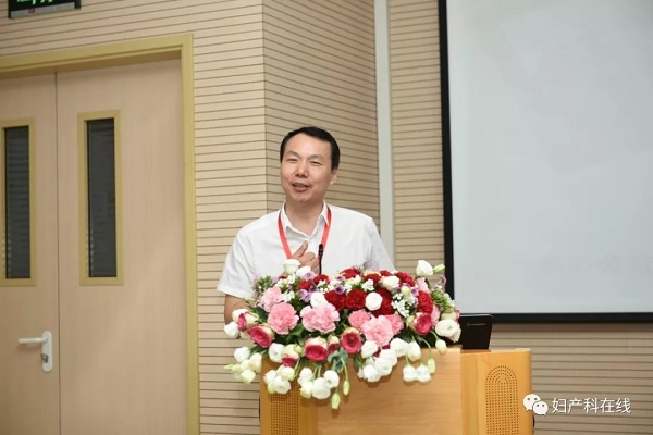 开幕式由大会主席王永军教授主持,中国医师协会妇产科分会单孔学组